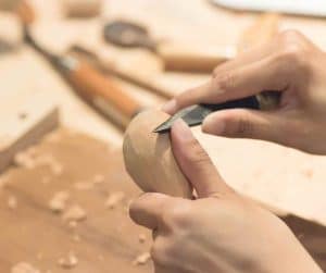 Produzione artigianale di manici in legno